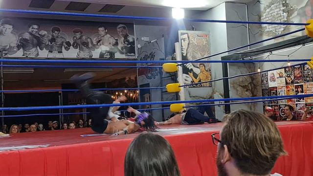 Ryan Grace (c) y Einar vs Sonya y Samantha Black | CWE Origen #164 смотреть онлайн