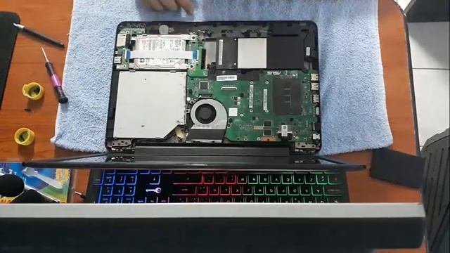 Mantenimiento y cambio de bocina ASUS X555L смотреть онлайн