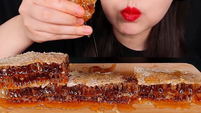 ASMR RAW HONEYCOMB, HONEY JELLY 벌집꿀, 꿀젤리 먹방 咀嚼音ハチの巣 ハニカム EATING SOUNDS NO TALKING MUKBANG ZOEY ASMR смотреть онлайн