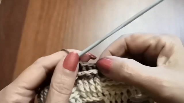Шапка-берет рельефными столбиками. смотреть онлайн