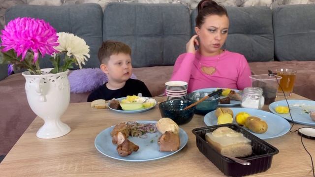 MUKBANG Хейтеры проходите мимо/ Мукбанг с МУЖЕМ/шашлык,холодец лук/Как намекнуть мужчине на подарок смотреть онлайн