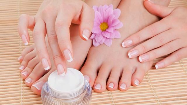 Почему трескаются пятки на ногах? смотреть онлайн