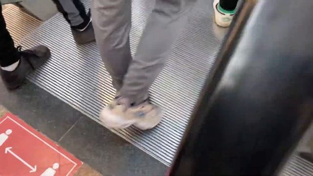 Otis Escalators Exit to Broad Street at Oracle Shopping Centre in Reading (With Morgan) смотреть онлайн