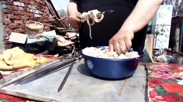 Жарим шашлычок ?. Всех с праздником . 2 Мая. смотреть онлайн