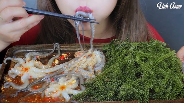 ASMR EATING RAW OCTOPUS X SEA GRAPES EATING SOUNDS | LINH-ASMR смотреть онлайн