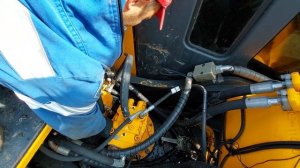 Осмотр экскаватора в начале смены