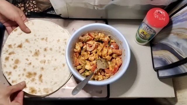 Буррито с куриным филе, помидором и зеленью.Почему это блюдо так называется? смотреть онлайн