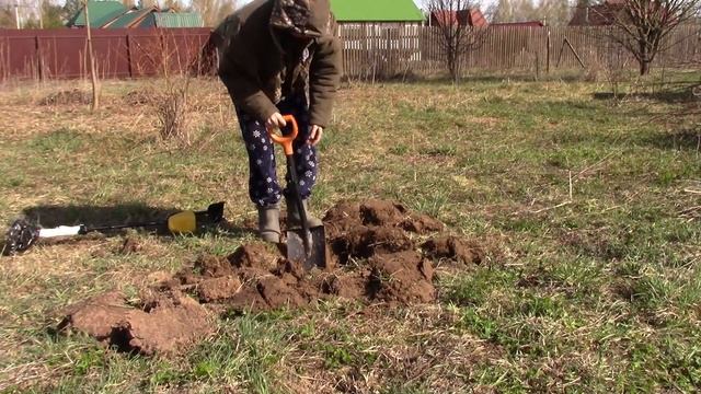 Потеряла ОДНО, нашла ДРУГОЕ! Такое нашла на участке!!! Звонила в 112 смотреть онлайн