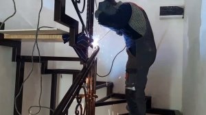 Установка лестницы из профильной трубы своими руками на ломаных косоурах под ключ!