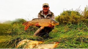 ЗАБРАЛИСЬ В ТАКИЕ ДЕБРИ ГДЕ ВОДЯТСЯ ОГРОМНЫЕ САЗАНЫ
