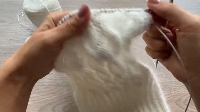 Шапочка с косами на спицах, пряжа ангора, пух норки, объём головы 52-56 см, мастер-класс по вязанию смотреть онлайн