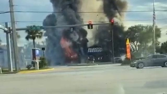 Во Флориде внедорожник протаранил магазин с пиротехникой. смотреть онлайн