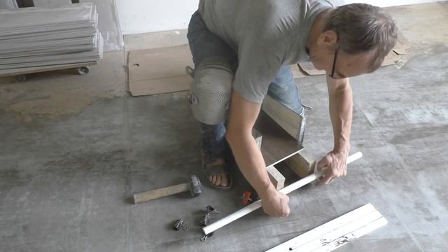 Укладка керамогранита на пол .Подготовка . смотреть онлайн