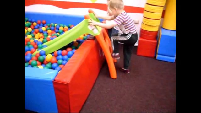 ШАРИКИ В БАССЕЙНЕ батут горки Dry Pool Trampoline Slides