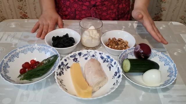 Фаршированная курица в духовке с гречкой и грибами. Слоёный салат с курицей, черносливом и орехами. смотреть онлайн