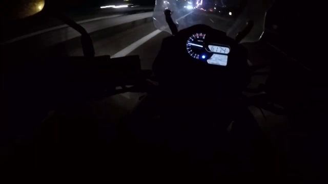 Suzuki DL1000 V-Strom High Speed Stability on Bumpy Road смотреть онлайн