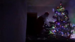 ЗАСНЯЛ ДЕДА МОРОЗА! ДЕД МОРОЗ НОЧЬЮ КЛАДЁТ ПОДАРКИ ПОД ЁЛКУ!