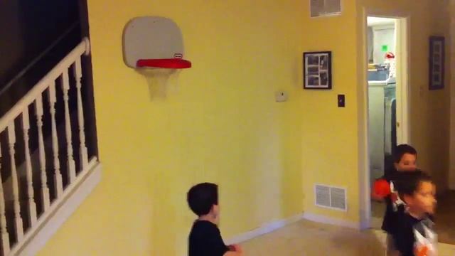 Kids Make NCAA March Madness Bracket Picks and Play Basketball смотреть онлайн