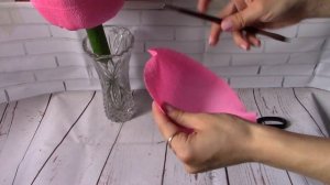 Как сделать большую розу из гофрированной бумаги с коробкой конфет Raffaello