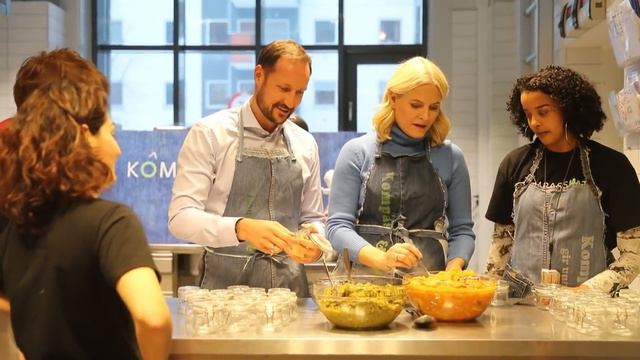 Crown Prince Haakon and Crown Princess Mette-Marit get cooking lessons смотреть онлайн
