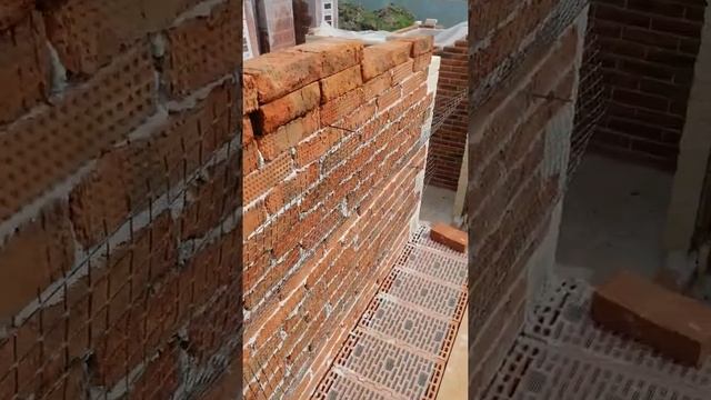 На объекте в Усадах, где по нашему проекту строится двухэтажный кирпичный дом