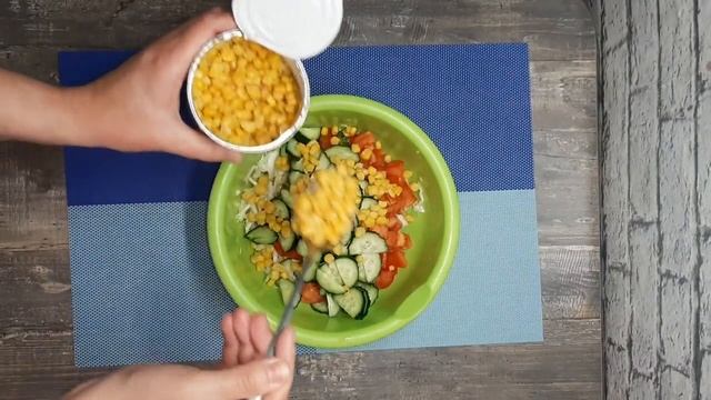 САЛАТ _ЛЕТНИЙ_ Готовится быстро а сьедается ещё быстрее! (720p).mp4