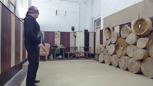 Метание с завязанными глазами по мелкой мишени. Кстати, глаза под повязкой закрыты. смотреть онлайн