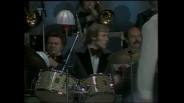 Chernievskii (Черниевские), table acrobatics / Tisch-Akrobatik / акробаты на столах, 1977 смотреть онлайн