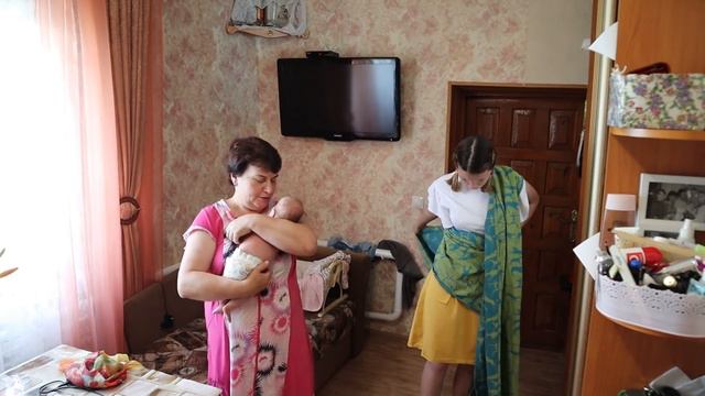 15 КОРОВ 🐄 С 👶ГРУДНИЧКОМ НА РУКАХ!! КАК ОНА СПРАВЛЯЕТСЯ 🤔 смотреть онлайн