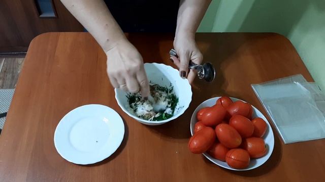 Малосольные помидоры в пакете. Помидоры фаршированные чесноком и укропом. смотреть онлайн