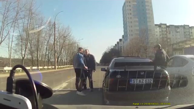 Парень с битой струсил смотреть онлайн