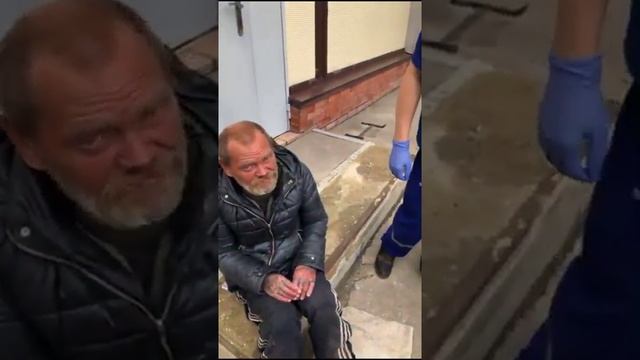 У Дяди Юры завелись опарыши на ногах/ увезли на скорой в больницу смотреть онлайн