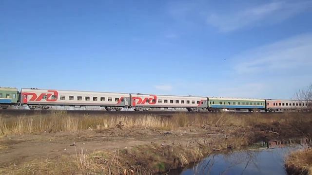 Тепловоз ЧМЭ3-2150 с заброшенными пассажирскими вагонами смотреть онлайн