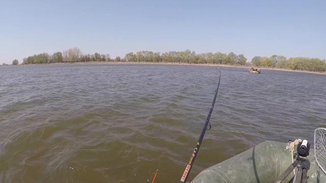 РЫБАЛКА, ВОБЛА НА НОВОМ МЕСТЕ. РЫБАЛКА АСТРАХАНЬ 16 АПРЕЛЯ 2021. ПОКАТУШКИ НА ЛОДКЕ смотреть онлайн