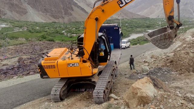 Unloading of JCB JS 205 смотреть онлайн