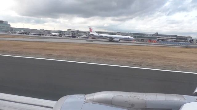 Взлет из аэропорта Франкфурт-на-Майне, вид из салона Airbus A319 смотреть онлайн