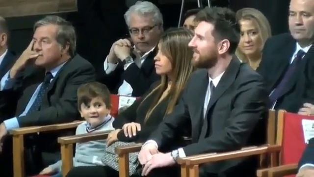 Тиаго Месси дурачится с Луисом Суаресом смотреть онлайн