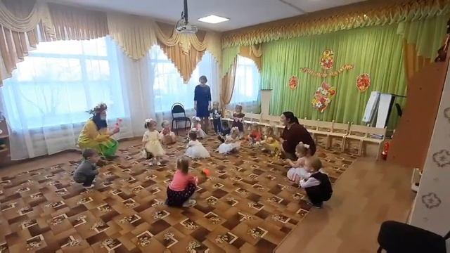 Танец с цветочками на празднике 8 Марта в исполнении ребятишек группы раннего возраста "Капитошка" смотреть онлайн