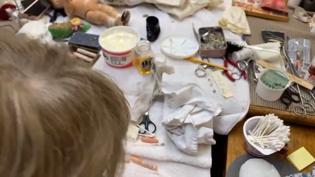HOW TO CLEAN ANTIQUE AND VINTAGE COMPOSITION DOLLS | DOLL SHOP TUTORIAL смотреть онлайн