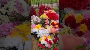 Виталий Реутов у могилы дяди Славы.