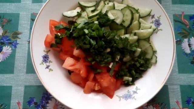 Салат из морского коктейля со свежими овощами смотреть онлайн