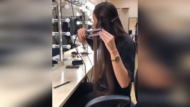 Бузова делает сама себе красивые локоны новой стайлер-плойкой