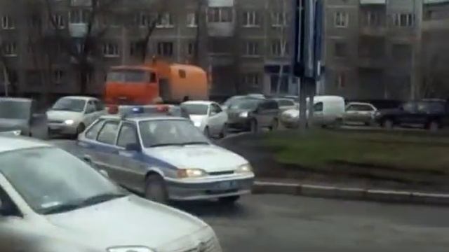 VW Crafter responding to traffic accident + police with lights and sirens (Re-upload) смотреть онлайн