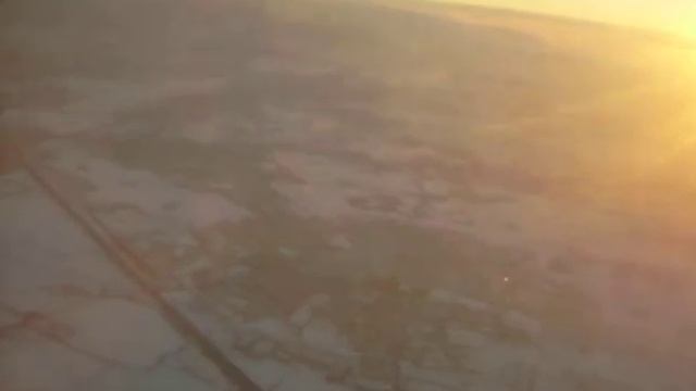 Ariplane flight, Take-off, flash drum off over the Alps in the morning смотреть онлайн