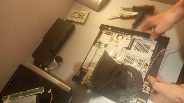 PS3 замена пасты, разборка консоли Sony Playstation 3 Slim Model CHECH 2008 смотреть онлайн