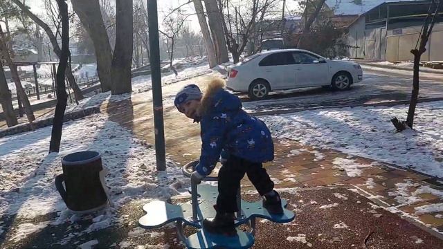 Детская площадка и набережная на Татарке в Алматы по ул.Коперника