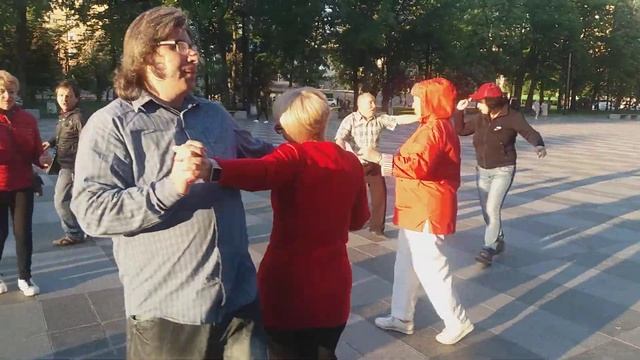 Харьков, танцы у фонтана,"Настоящего мужчину я ищу который год..." смотреть онлайн