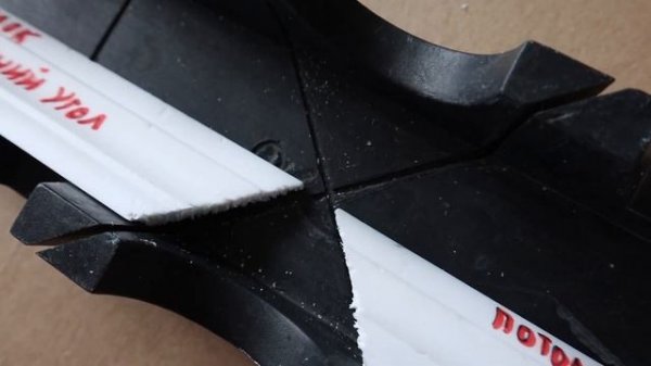 Мастер показал, как резать потолочный плинтус в углах, чтоб получалось ровно с первого раза