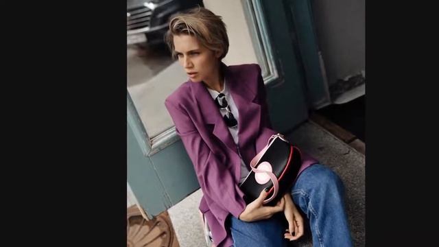 Скрюченная Дарья Мельникова оголилась на публике смотреть онлайн