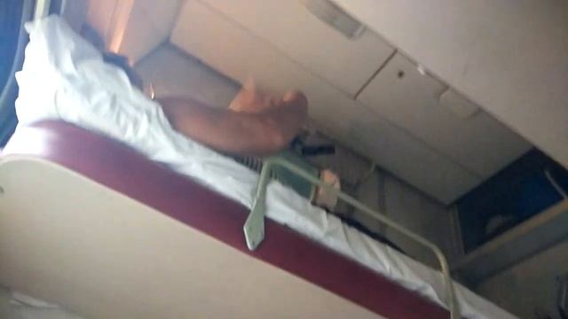 В поезде Аришка делает массаж стопы маме смотреть онлайн